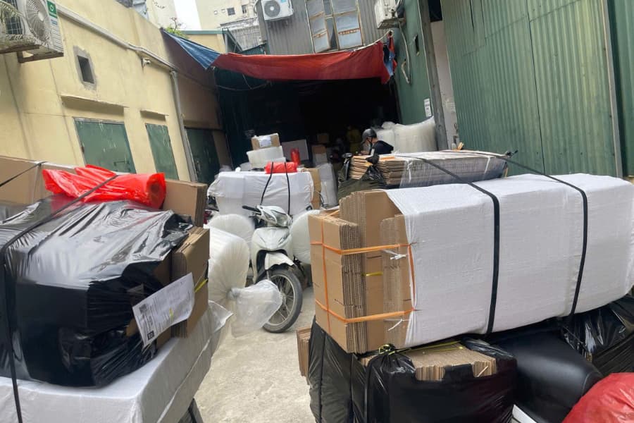 Ảnh: Sắp xép đơn hnagf theo đúng tuyến để vận chuyển